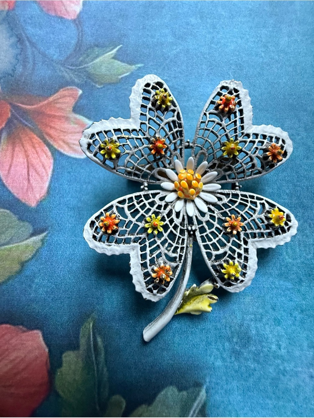 Floral Filigree White and Yellow Daisy Brooch - Women Jewelry
